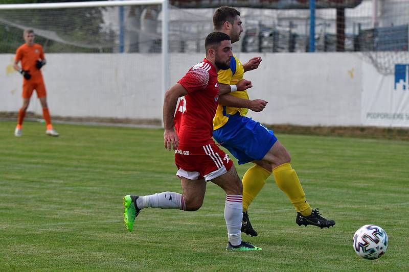 2. kolo FORTUNA divize A: SK SENCO Doubravka (žlutí) - SK Petřín Plzeň (hráči v červených dresech) 3:3 (1:1).