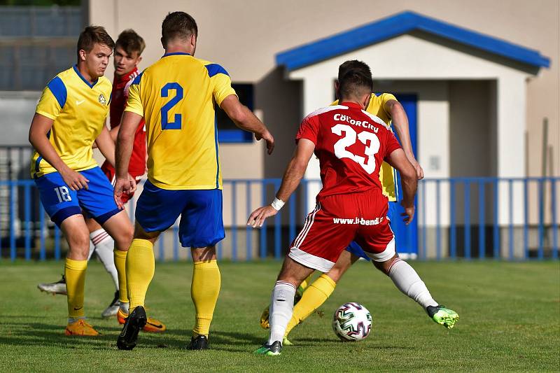 2. kolo FORTUNA divize A: SK SENCO Doubravka (žlutí) - SK Petřín Plzeň (hráči v červených dresech) 3:3 (1:1).