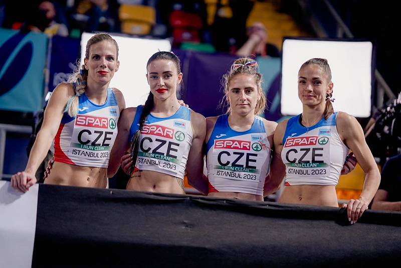 Tereza Petržilková (vpravo) na halovém mistrovství Evropy 2023 v Istanbulu.