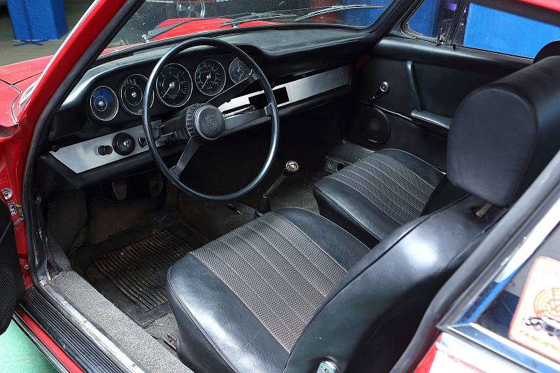32 - Sedačky a palubku měly modely 912 poděděné z typu 356, ale mohli jste si připlatit za ty z typu 911. Stejně tak to má tato 912 na snímku.