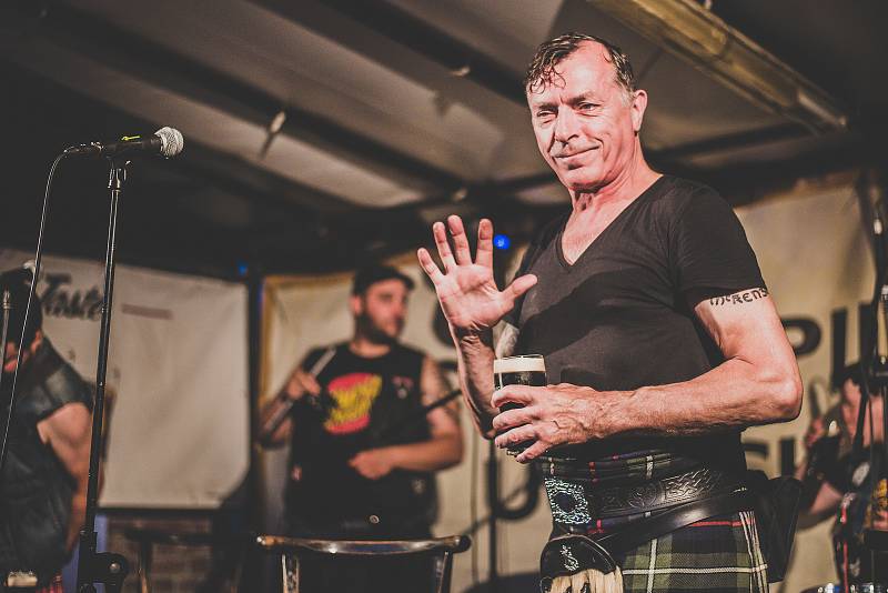 Kanadská skupina čerpající z punku a skotských tradičních písní se po třech měsících vrátila do Plzně.