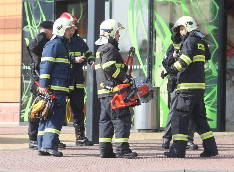 V plzeňském obchodním centru Plaza ve čtvrtek spadla stropní konstrukce v prostoru multikina