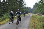 Takový peloton cyklistů se v Brdech  jen tak k vidění nebývá. Jelo nás na šest desítek, cyklisté všech generací včetně dětí.