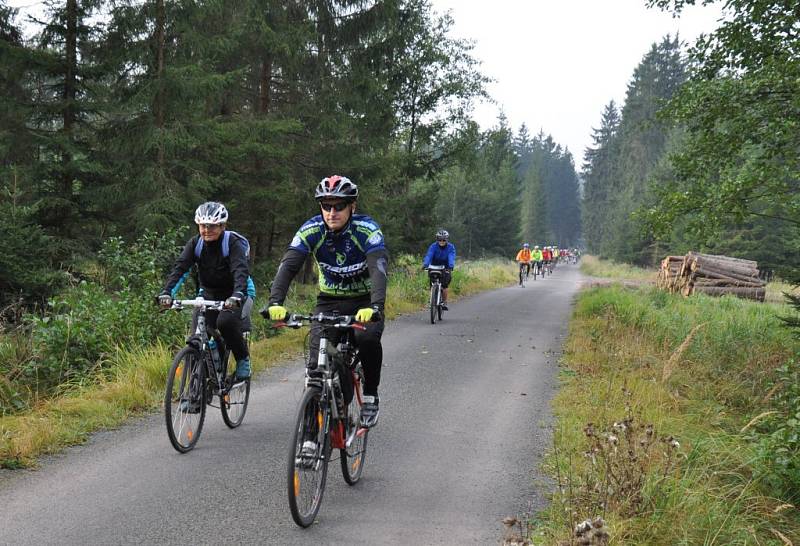 Takový peloton cyklistů se v Brdech  jen tak k vidění nebývá. Jelo nás na šest desítek, cyklisté všech generací včetně dětí.