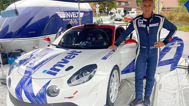 Francois Delecour pózoval u vozu Alpine A110 R-GT při zkoušce na trati Invelt Rallye Pačejov.