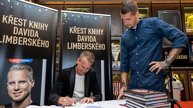 LUKÁŠ HEJDA na středečním křtu autobiografie Davida Limberského, kterou si nechal od bývalého spoluhráče z Viktorie Plzeň podepsat.