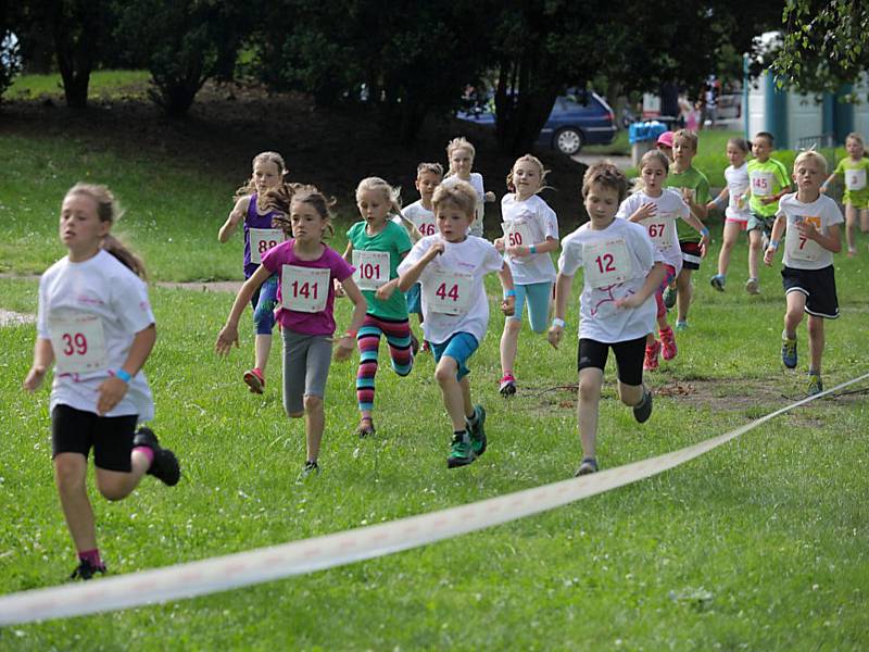Olympijského běhu se každoročně účastní tisíce malých i velkých závodníků.