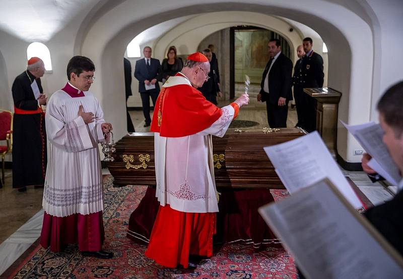 Vyzvednutí ostatků kardinála Josefa Berana v bazilice sv. Petra a Pavla