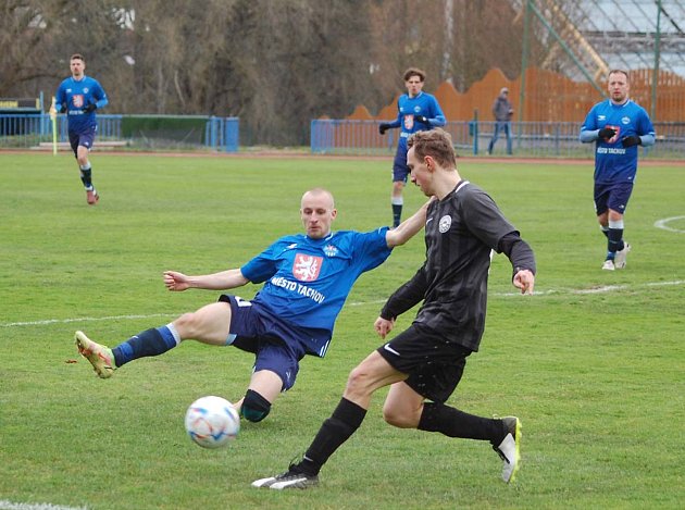 Krajský přebor, 21. kolo: FK Tachov (na snímku fotbalisté v modrých dresech) - FK Okula Nýrsko (černí) 3:1.