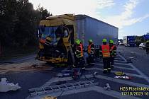 Nehoda dvou kamionů na dálnici D5 u Plzně, 17. 10. 2023.