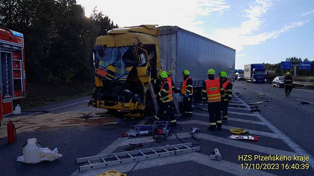 Nehoda dvou kamionů na dálnici D5 u Plzně, 17. 10. 2023.