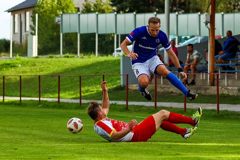 Fotbalisté SK Slavia Vejprnice (na archivním snímkuhráči v červeno-bílých dresech) porazili v 7. kole krajského přeboru soupeře z Baníku Stříbro 4:2.