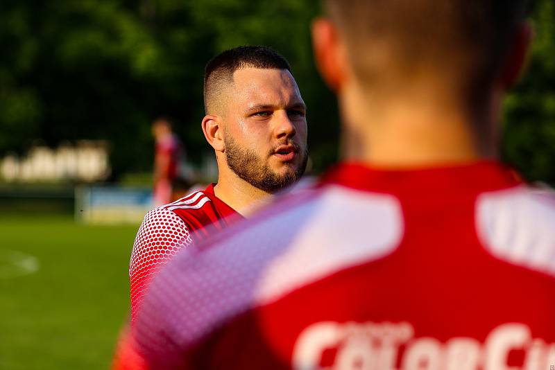 Fotbalisté SK Petřín Plzeň (na archivním snímku hráči v červených dresech) prohráli s Újezdem 2:4 a v letošním ročníku MOL Cupu končí už v předkole.