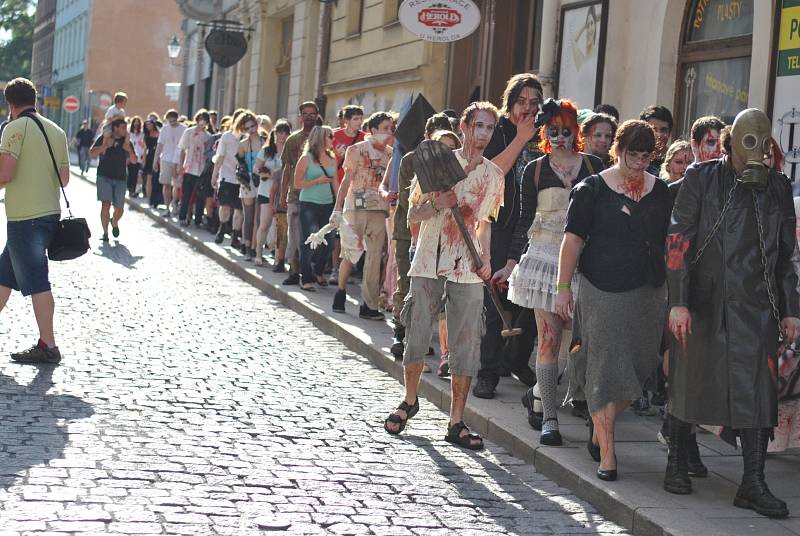 Populární zombie walk má za sebou další ročník. Na sto třicet účastníků prošlo Plzní, přímo během Dne Meliny Mercouri.