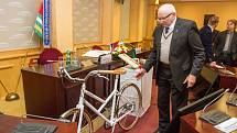 Jako dárek dostal prezident dámský bicykl rokycanské značky Favorit