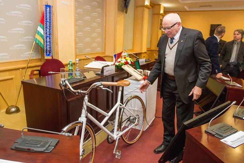 Jako dárek dostal prezident dámský bicykl rokycanské značky Favorit