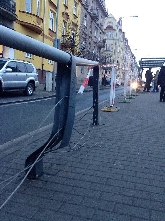 Opilý řidič vletěl autem na tramvajovou zastávku