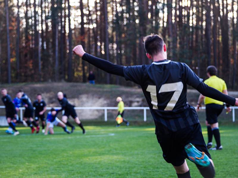 21. kolo KPM: TJ Zruč (modří) - FK Okula Nýrsko 1:2.