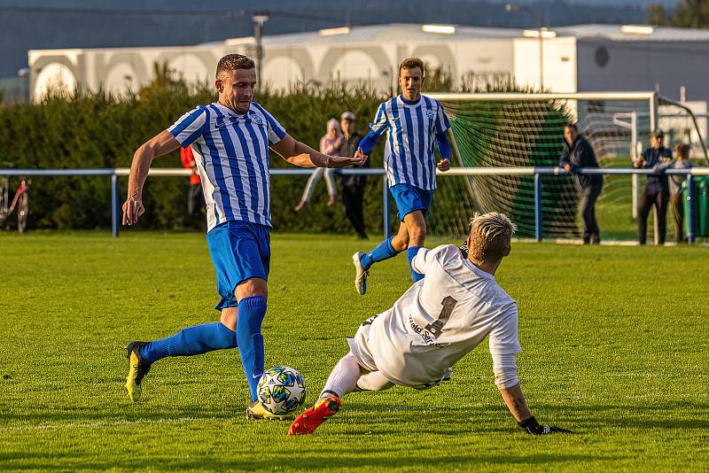 Fotbalisté FK Nepomuk (na archivním snímku hráči v růžových dresech) hrají ve sváteční pátek na Petříně.