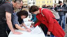 Na plzeňském náměstí Republiky v pondělí protestovali lidé proti současné vládě Andreje Babiše.