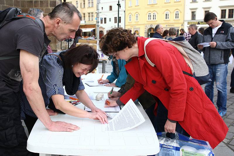 Na plzeňském náměstí Republiky v pondělí protestovali lidé proti současné vládě Andreje Babiše.