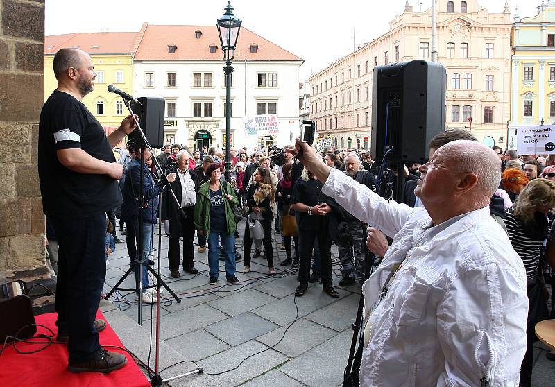 Na plzeňském náměstí Republiky v pondělí protestovali lidé proti současné vládě Andreje Babiše.