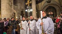 Kněží plzeňské diecéze se vydali průvodem z biskupství do katedrály sv. Bartoloměje, aby společně zahájili postní dobu.