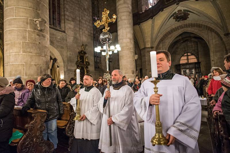 Kněží plzeňské diecéze se vydali průvodem z biskupství do katedrály sv. Bartoloměje, aby společně zahájili postní dobu.