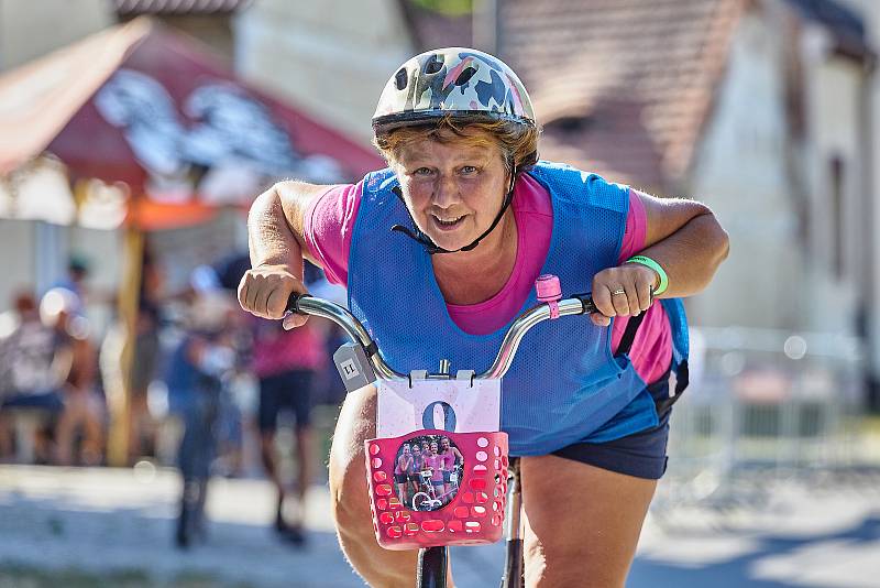 Jezdci na kolech skládačka a Sobi 20 zdolávají náves ve Lhotě u Plzně při tradičním vytrvalostním závodě Hokra Cup. 14 týmů kroužilo po 420 metrovém okruhu deset hodin. Vítězná skupina najela 293 km.