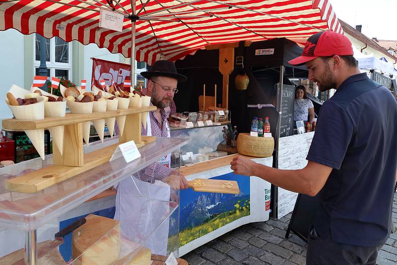 Návštěvníci gastrofestivalu Street Food Plzeň v pivovaru Prazdroj mohli ochutnat ze široké nabídky asijských specialit, čerstvých ryb, šťavnatých burgerů, tradičních pokrmů z dalekých zemí, ale i sladkých dezertů a plzeňského piva.