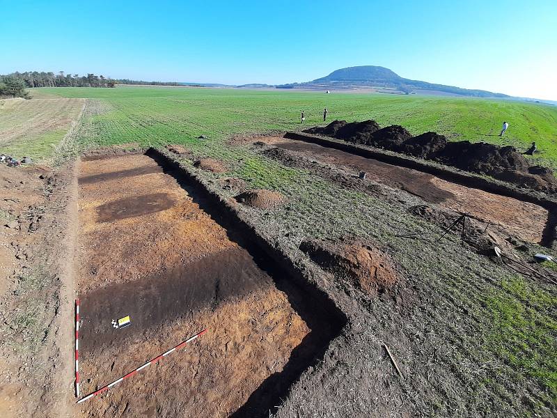Plzeňští archeologové odkryli pod Řípem dva hroby z doby kamenné.
