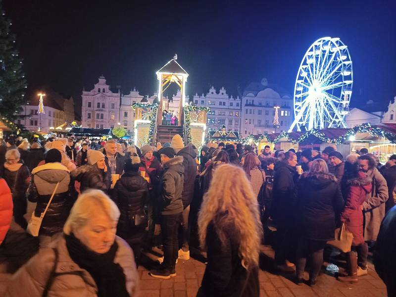 Poslední minuty vánočních trhů v Plzni.