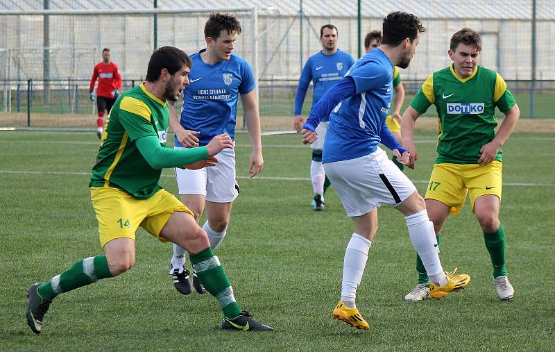 Fotbalisté SK Rapid Plzeň (na archivním snímku hráči v modrých dresech) porazili o víkendu soupeře z Tlumačova (zelení) 3:1.