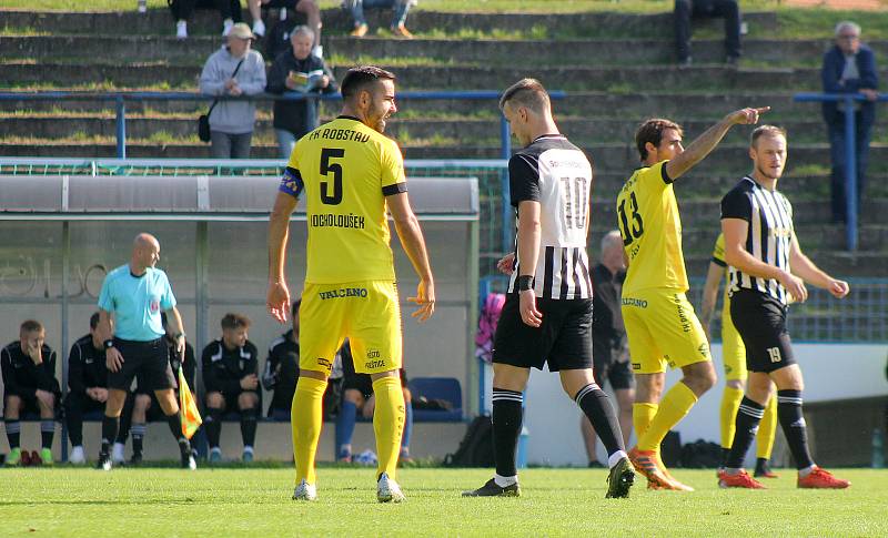 8. kolo FORTUNA ČFL, skupina A: FK Admira Praha - FK ROBSTAV Přeštice (na snímku fotbalisté ve žlutých dresech) 1:1 (0:1).