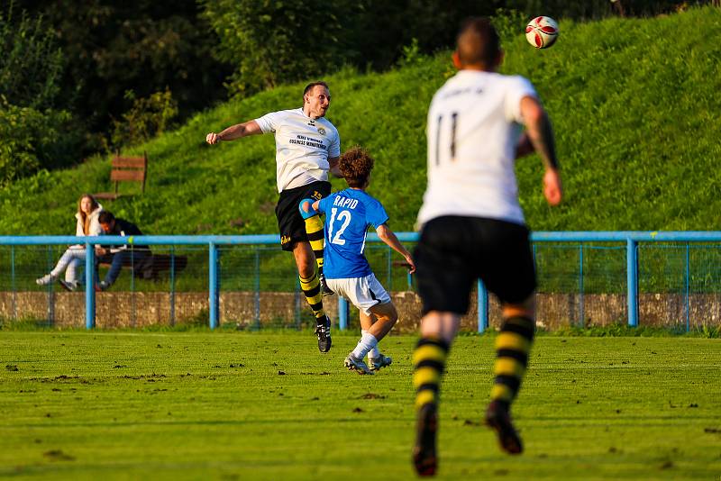 8. kolo krajského přeboru: SK Rapid Plzeň (na snímku hráčui v modrých dresech) - FC Chotíkov 1932 1:2 (0:1).