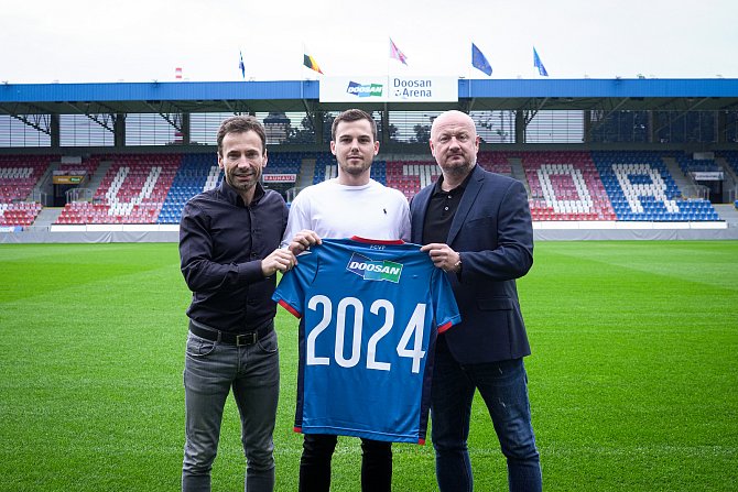 Záložník Pavel Bucha prodloužil v plzeňské Viktorii smlouvu do roku 2024, na snímku je s generálním manažerem klubu Adolfem Šádkem a Viktorem Kolářem z agentury Sport Invest.
