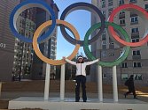 Kateřina Beroušková pózuje v Pchjongčchangu pod olympijskými kruhy.