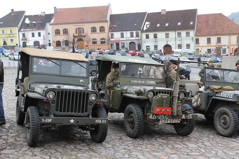 Pietní akt na nepomuckém náměstí. Vzpomínka na sestřelený bombardér. 