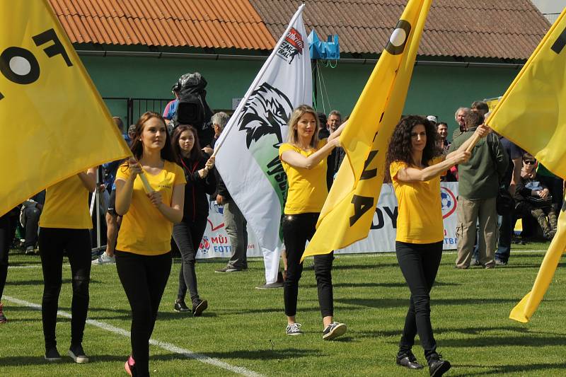 Při utkání IV. třídy severního Plzeňska mezi Sokolem Kozojedy a Vysokou Libyní, který přímým přenosem v rámci projektu Můj fotbal živě vysílala živě České televize, se bavili hráči i diváci. Těch přišlo na hřiště v Kozojedech 1200.