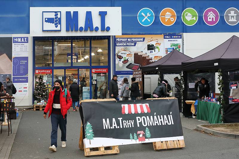 MATrhy s charitativním podtextem v Lochotínské ulici v Plzni. Kromě výrobků chráněných dílen se tam mohli návštěvníci ve středu setkat i s fotbalistou Davidem Limberským.