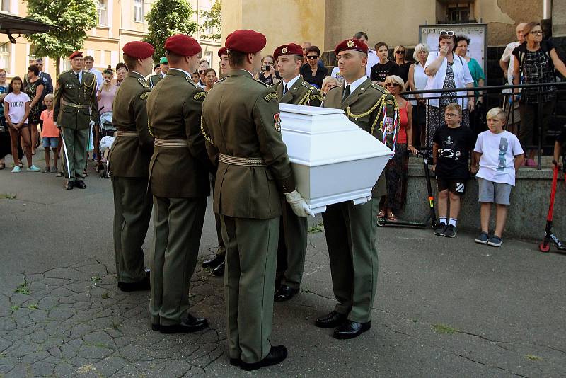 Rozloučení s vojákem Patrikem Štěpánkem v kostele Panny Marie Růžencové na Jiráskově náměstí v Plzni proběhlo se všemi vojenskými poctami.