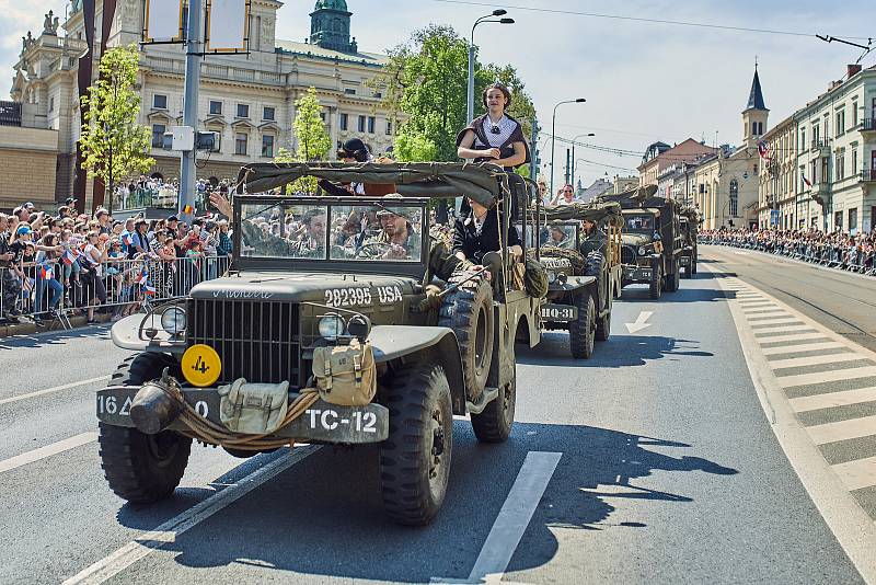 Konvoj svobody s více než 250 historickými vojenskými vozidly projel v neděli centrem města a zakončil letošní Slavnosti svobody. Přehlídky si zúčastnili i tři američtí a dva belgičtí účastníci osvobození v roce 1945, kterým mávaly tisíce lidí.