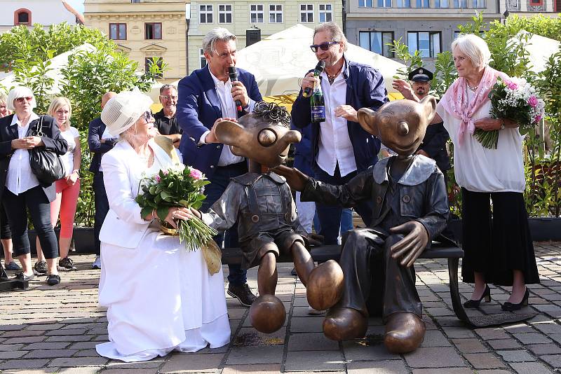 Na plzeňském náměstí byly slavnostně odhaleny sochy Spejbla a Hurvínka. Sochy vytvořila kanadská sochařka českého původu Lea Vivot u příležitosti 100. výročí vzniku Spejbla.