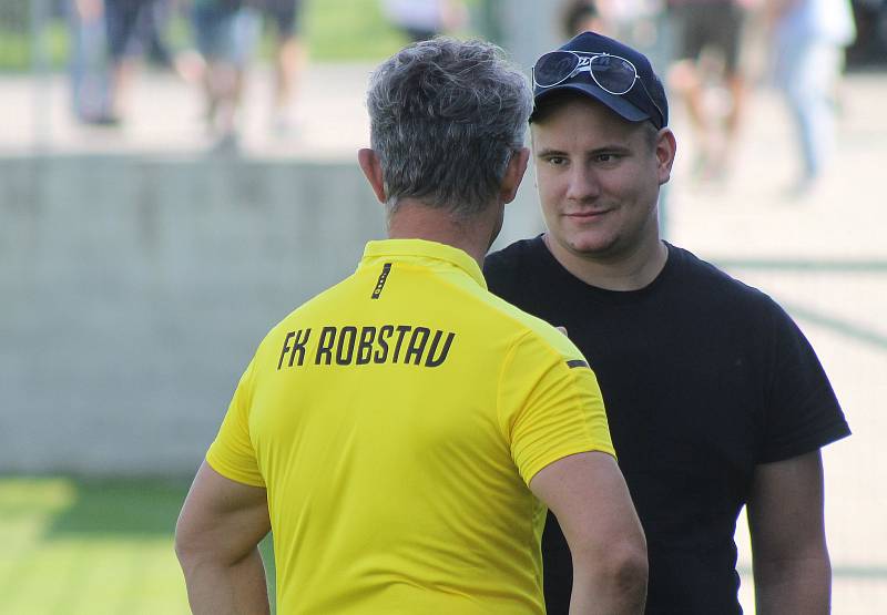 Fotbalisté FK ROBSTAV Přeštice (na snímku hráči ve žlutých dresech z podzimního utkání proti Domažlicím).