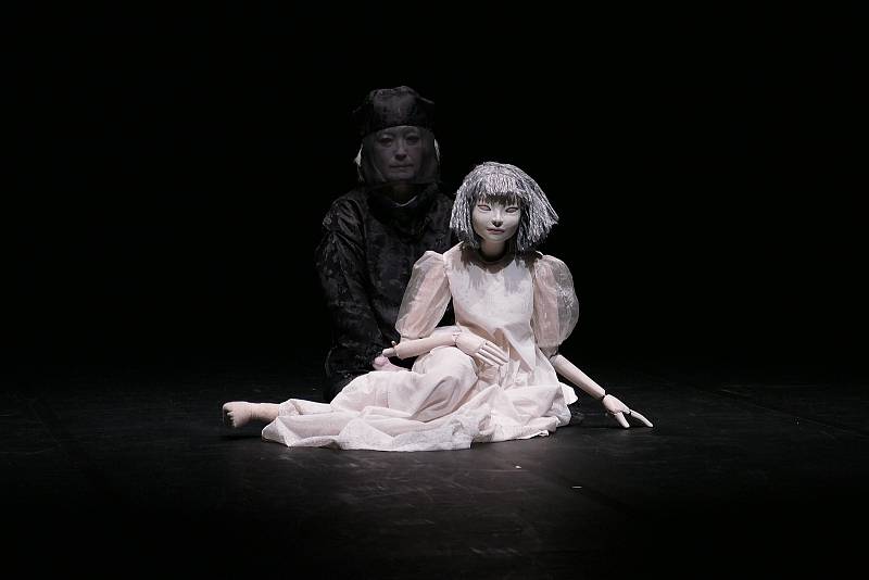 Na 34. Skupově Plzni se představí i Japonka Miyako Kurotami s představením Nekonečná láska.