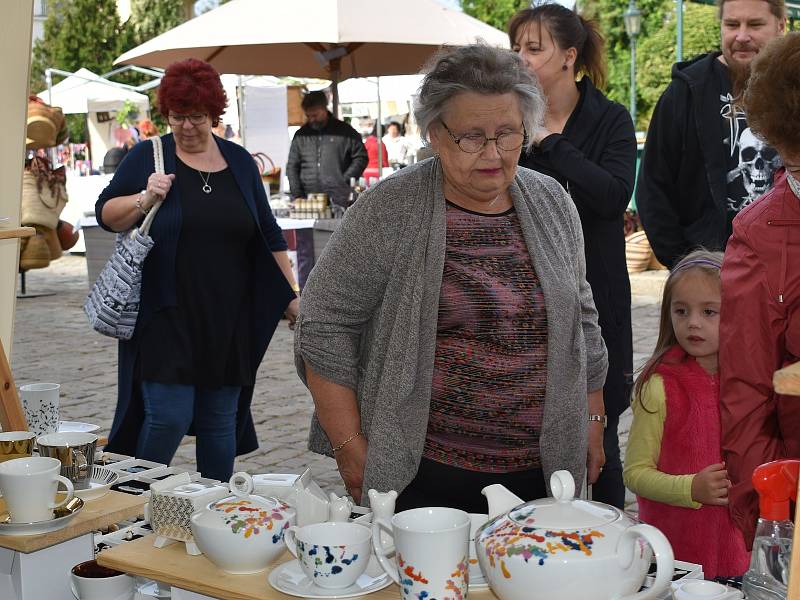 Slow market na nádvoří Plzeňského Prazdroje.