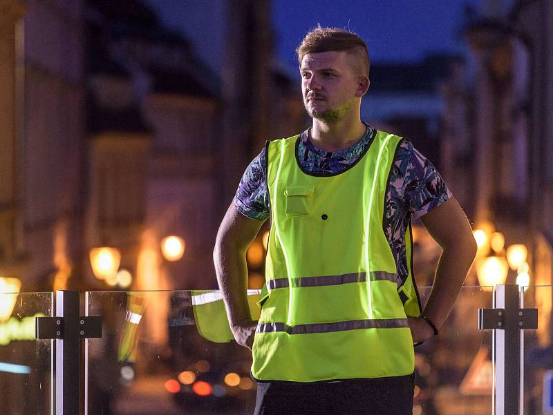 Výstražná vesta s osvětlením využívajícím solární energii.