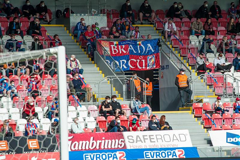 Fotbalové ochozy Doosan Areny opět prořídnou.