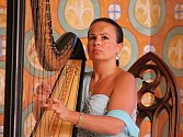 V prostředí zámecké kaple se konal koncert harfistky Kataríny Ševčíkové.