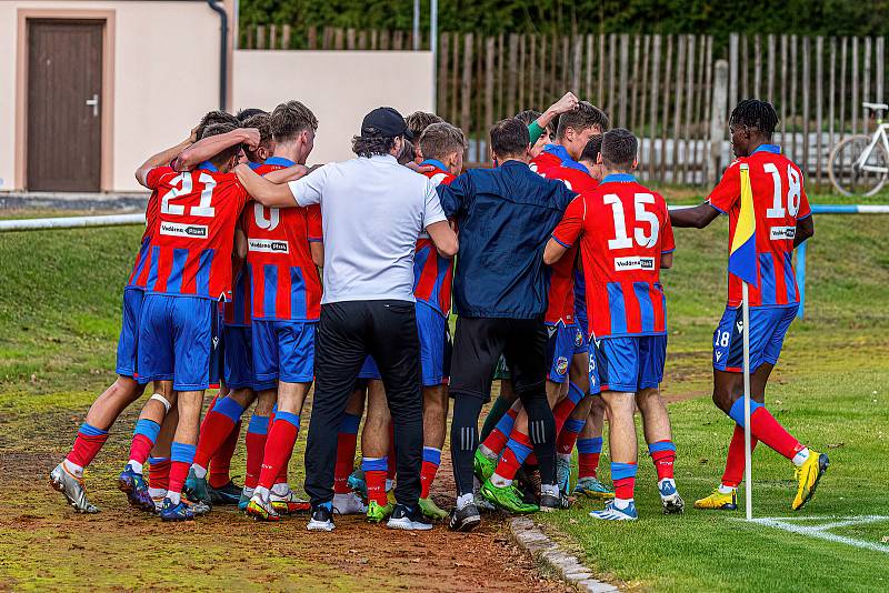 13. kolo FORTUNA ČFL, skupina A: FK ROBSTAV Přeštice (na snímku fotbalisté ve žlutých dresech) - FC Viktoria Plzeň B 1:2 (1:1).